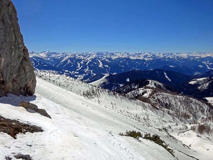 nach dieser Unterbrechung könnte man geradeaus weiterqueren und vom gegenüberliegenden Rücken direkt in die Ramsau abfahren, wir aber halten uns rechts hinunter ...