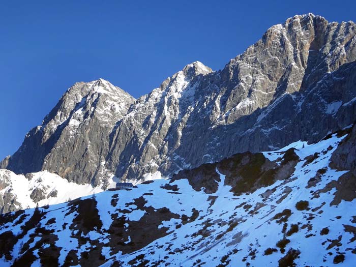 in weitem Bogen geht's übers Steinfeld zur Südwandhütte, welche üblicherweise erst zu Pfingsten öffnen wird