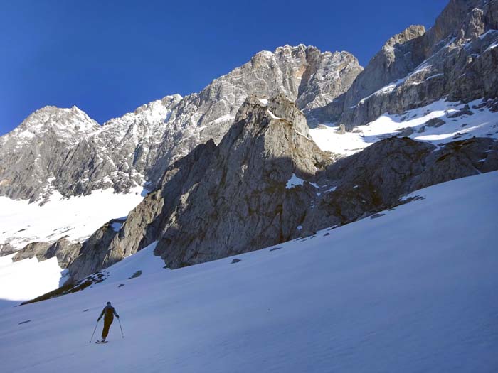 Querung am Marboden unterm vorgelagerten Mitterstein, dessen Anna-Klettersteig (C/D, 300 Hm) den Auftakt zum anspruchsvollen Johann-Klettersteig (Einstiegspassage E, 550 Hm) auf die Dachsteinwarte (rechts, Gipfel gerade von der Sonne beschienen) bildet