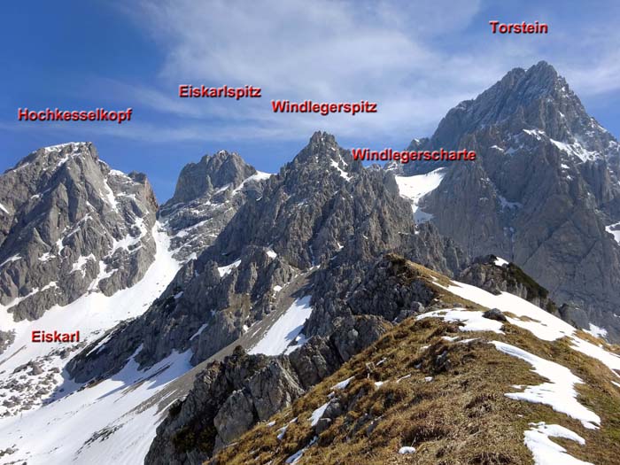 im Nordosten die hochalpine Szenerie um die Windlegerscharte, links unten unser nächstes Kar