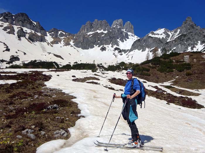 die beiden waldreichen Etappen zu Gerzkopf und Hochgründeck haben wir früher im Jahr schon vorgezogen (ausreichende Schneemenge in den tieferen Lagen), deswegen fahren wir heute über die Aualm in Richtung Filzmoos ab