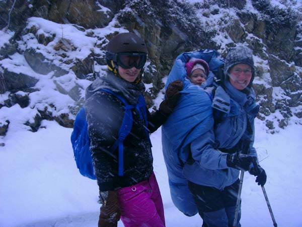 Ronja gut verpackt: Bei solchem Sauwetter haben sich in der Rückentrage Mamas alte Daunenjacke (Beine in den Ärmeln) plus der Daunenschlafsack aus dem Tourenschlitten bestens bewährt