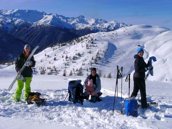 Rast auf einer unbenannten Kuppe, 2099 m; rechts der Dorfberg, ganz hinten knapp links der Bildmitte lugt die Dreischusterspitze (Sextener Dolomiten) hervor