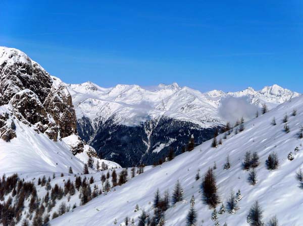 vom Aufstieg zum Pfannegg haben wir erstmals freie Sicht auf Großglockner (Mitte) und Hochschober (rechts)