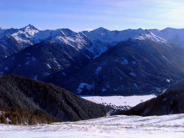 plötzlich bricht das Gelände steil nach S ab; tief unten Obertilliach