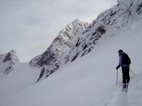 Ulli befindet sich in Gipfelfalllinie des Schafelkopf, links in der Sonne der Breitkopf