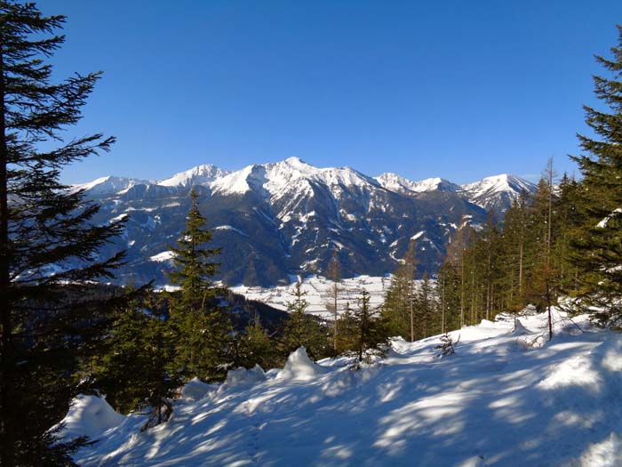 die ersten Waldgipfel über der Kaiserau bieten nur sporadische, aber dafür nette Ausblicke auf die umgebenden Gebirgszüge - hier vom Toneck-Südostkamm übers Paltental zur Hochhaide; wer es eilig hat, kann das Toneck rechts und den Klosterkogel links auf Forststraßen umgehen