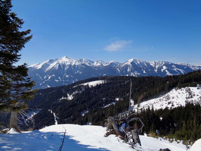 über den langen SW-Kamm fahren wir hinunter auf die Schulter des Kollersberg - Blick auf die Rottenmanner Tauern - ...