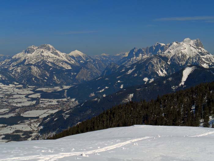 im Osten der Gesäuse-Eingang und die legendären Nordwände zwischen Planspitze und Hochtor