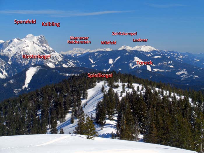 rechts anschließend der Hauptkamm der Eisenerzer Alpen