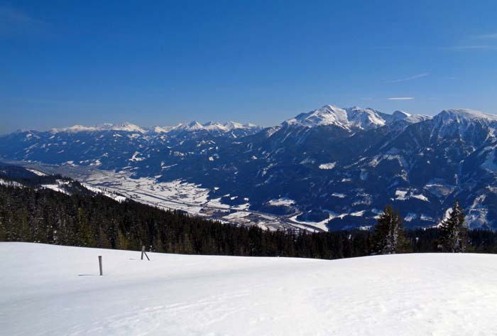 im Süden das Paltental mit den Seckauer, Triebener und Rottenmanner Tauern