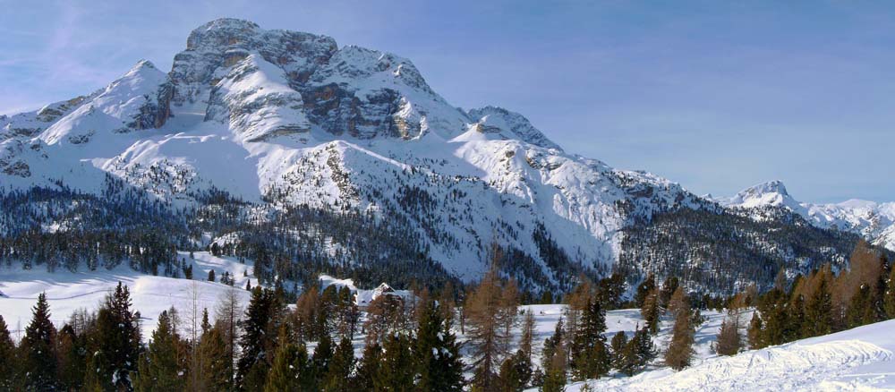 Blickfang auf der Plätzwiese ist eindeutig die Hohe Gaisl, rechts hinten der Seekofel