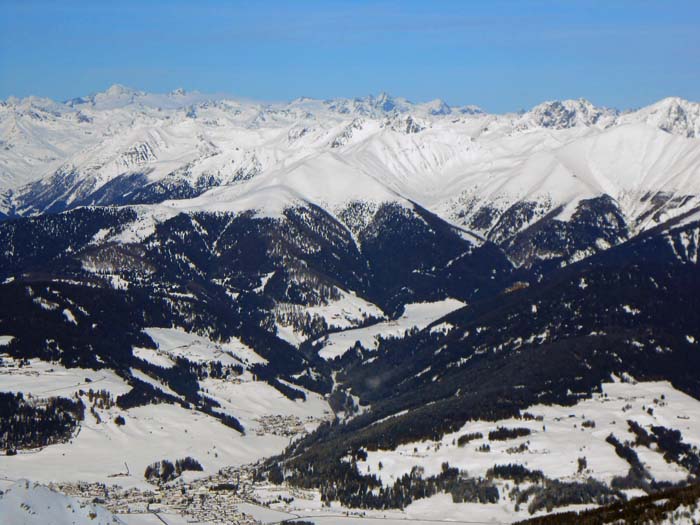 in Richtung Toblach (NNO) geht die Sicht bis zur Venedigergruppe