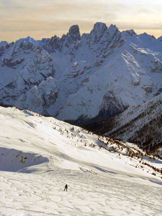 der Blick schweift von einem Schitraum zum nächsten; hier etwa auf die fantastische Nordabfahrt von der tief eingeschnittenen Cristalloscharte