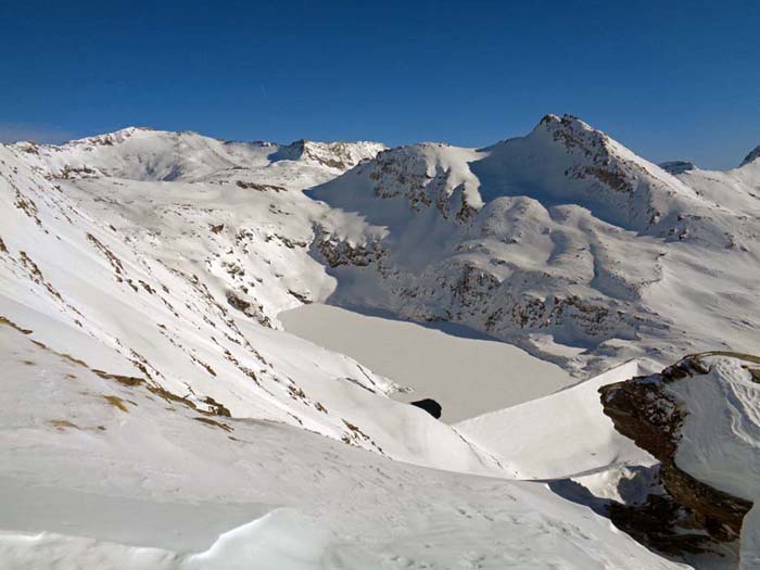 auch die Aussicht gewinnt mehr und mehr an Dramatik: über dem Großsee der Weißseekopf, links hinten das Mölltaler Gletscherschigebiet mit dem Schareck