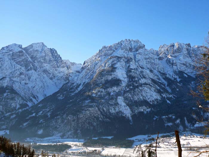 schon von der Forststraße großartige Ausblicke: die Lienzer Dolomiten von der Laserzwand (rechts) über die Keilspitze zum Hochstadel