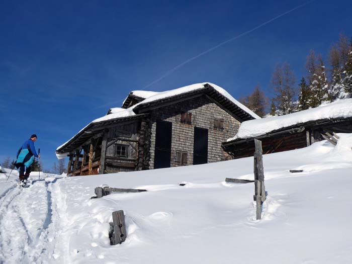 das Anna-Schutzhaus in herrlicher Lage 70 m unterhalb des Gipfels ...