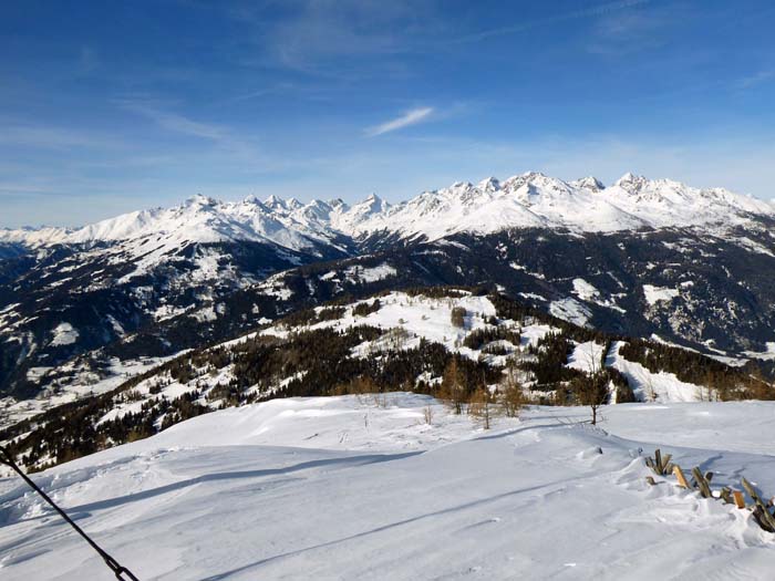 Gipfelblick gegen NW: gleich unterhalb der Stronachkogel, darüber die Schobergruppe