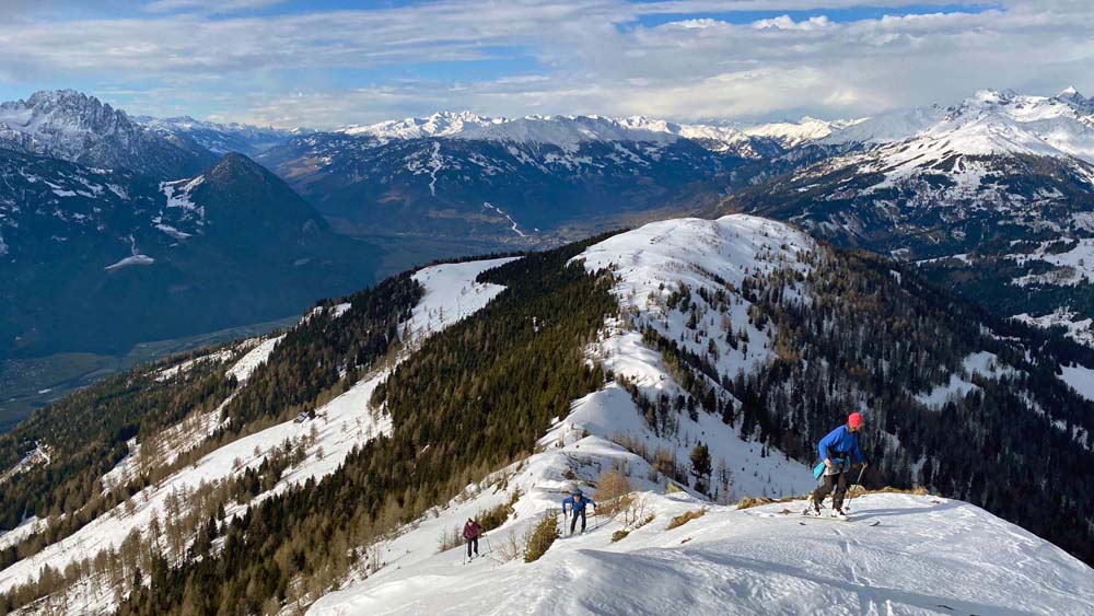 Rückblick zum Ederplan; links Spitzkofel (Lienzer Dolomiten), in Bildmitte Lienz mit den Villgratner Bergen dahinter, rechts das Zettersfeld (Schobergruppe)