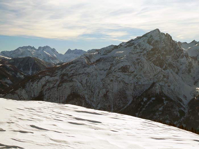 im Süden der Karnische Hauptkamm mit der Hohen Warte und die gewaltige Hochstadel-Nordwand