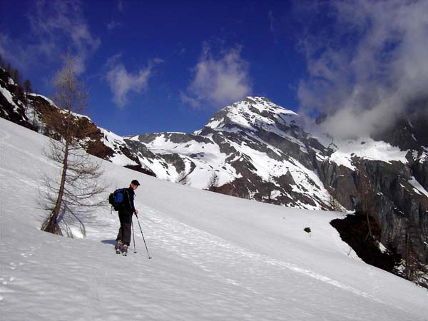 oberhalb der Feldereralm dominiert der mächtige Schafkarkogel