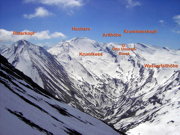 die Abfahrt auf der anderen Seite beginnt - zuerst durch die oberste SW-Flanke mit Blick aufs hintere Krumlbachtal