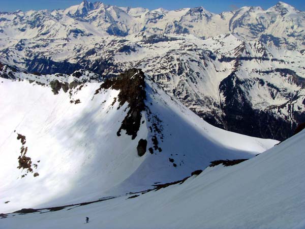 der oberste Teil der Abfahrt - die SW-Flanke des Edlenkopf; unten im Sattel, 2735 m, halten wir uns rechts gegen das Seidlwinkltal