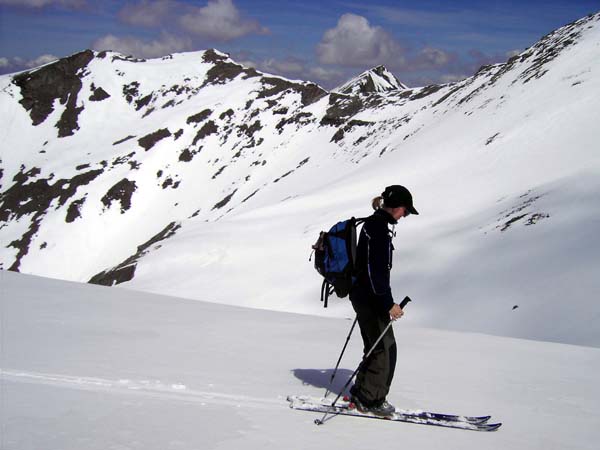 ... wir drehen uns mit ihr; über dem Sattel zwischen Bockalmriedel und Edlenkopf wird der Schafkarkogel sichtbar