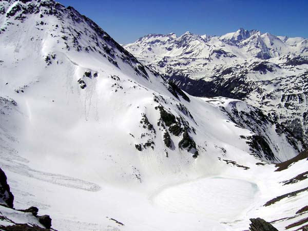 von einer weiteren Terrasse ziehen zwei parallele Rinnen zum See hinunter