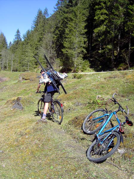 unterhalb der Klausen haben wir unsere Räder deponiert; angesichts der 11 km zurück zum Auto ...