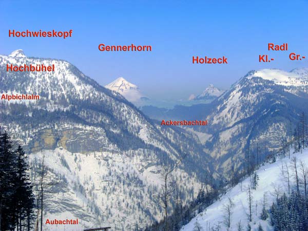 Blick vom Rigausberg nach NNW ins entlegene Ackersbachtal mit seinen interessanten Mittelgebirgszapfen