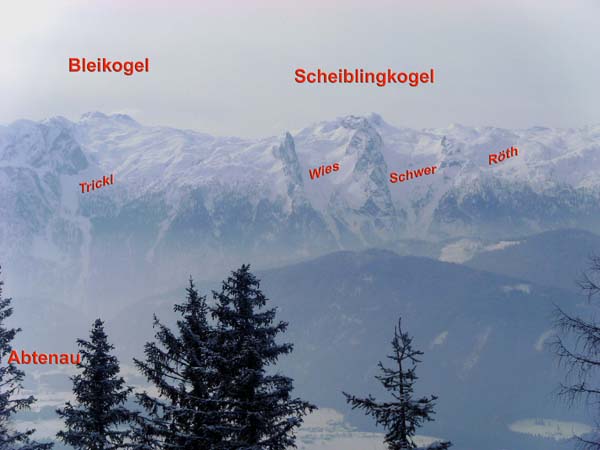 im SW noch einmal die Nordabstürze des Tennengebirges, diesmal mit seinen vier bekanntesten Schiabfahrten