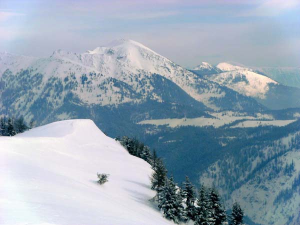 Gipfelblick nach O auf Gamsfeld und die Kalmberge (rechts hinten); beide Gipfel im Archiv Bergsteigen