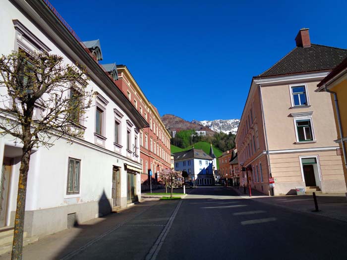 die Stadt Eisenerz wird dominiert von den rötlichen Abbaustufen des Erzberg, dem größten Eisenerz-Tagbau Mitteleuropas. Schon um 1500 stammten 20 % des europäischen Gesamterzaufkommens von hier, selbst Frauen und Kinder waren bei der Förderung beschäftigt