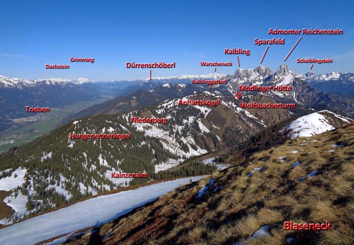 hinter dem Blaseneck sinkt der Kamm unter die Waldgrenze ab