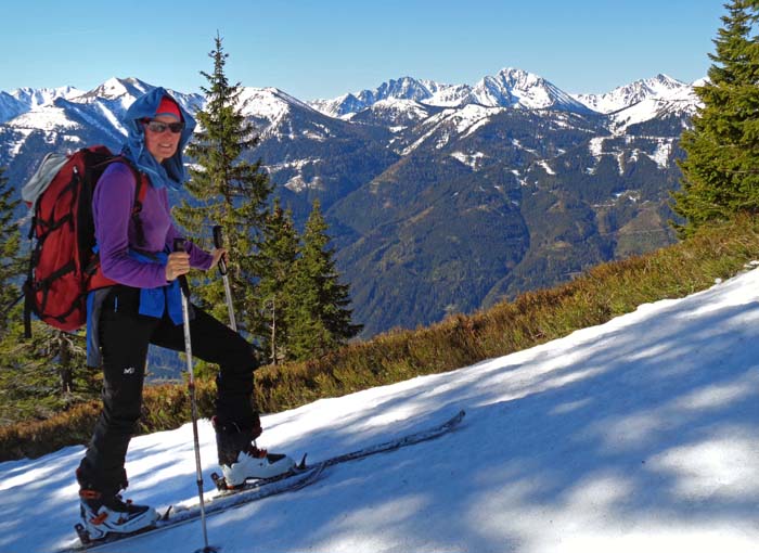 Anstieg zum Hungerleitnerkogel; in Bildmitte hinten Gamskögelgrat und Griesstein der Triebener Tauern