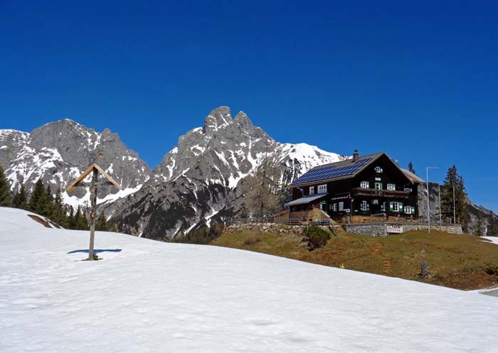 Mödlinger Hütte mit Sparafeld (links), Admonter Reichenstein und Totenköpfl