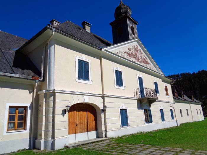 für heute am Ziel: das Jagdschloss Kaiserau des Stiftes Admont, heute als Beherbergungsbetrieb genutzt. Das mittelhochdeutsche „Chaeserowe“ macht deutlich, dass die Bezeichnung nicht auf „Kaiserau“, sonder auf „Käserei“ (Almwirtschaft) zurückgeht, obwohl das Schloss durchaus kaiserliche Jagdgäste wie Joseph II., Ferdinand I. und Erzherzog Johann begrüßen durfte. - Fortsetzung der Tour unter Dürrenschöberl im Archiv