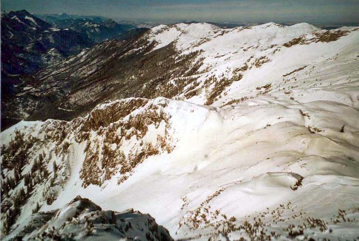 im Westen die Einfahrt zum Brunnlahngang, darüber verbirgt der Auslauf des Höllengebirges den Attersee