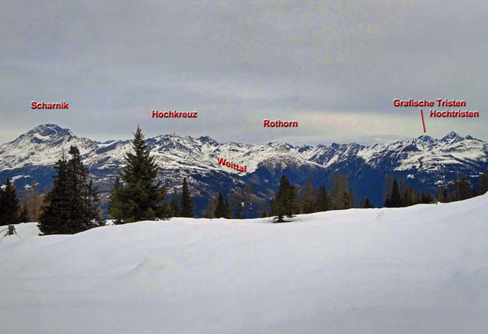 darüber der plateauartige Gipfel des Elferkopf, von dem sich im Norden die Kreuzeckgruppe vor uns ausbreitet