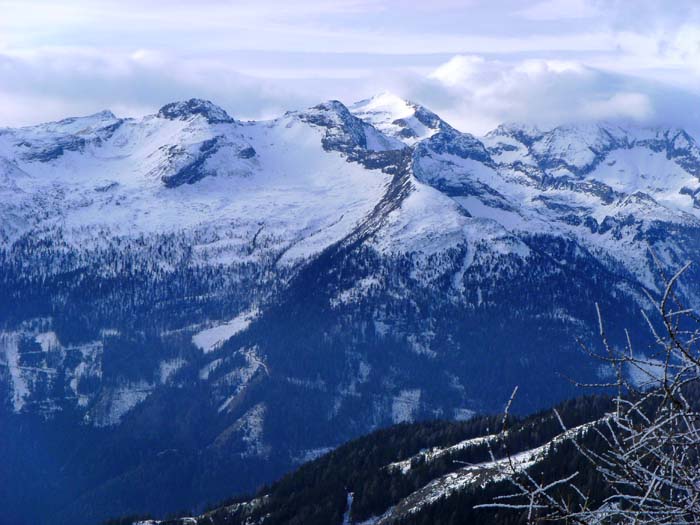 ... sondern die tolle Ostabfahrt der Tandlspitze, knapp links der Bildmitte neben dem sonnbeschienenen Reißeck (ohne Schi im Archiv Bergsteigen)