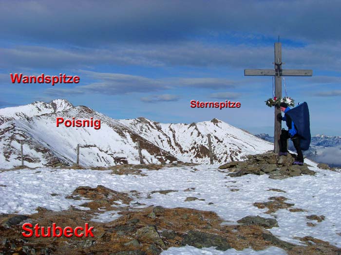 unangenehme Windböen lassen die gefühlte Temperatur in den Keller rasseln, und so hat Ronja eine dritte Daunenschicht erhalten; im N die beliebten Schigipfel der Nachbarschaft