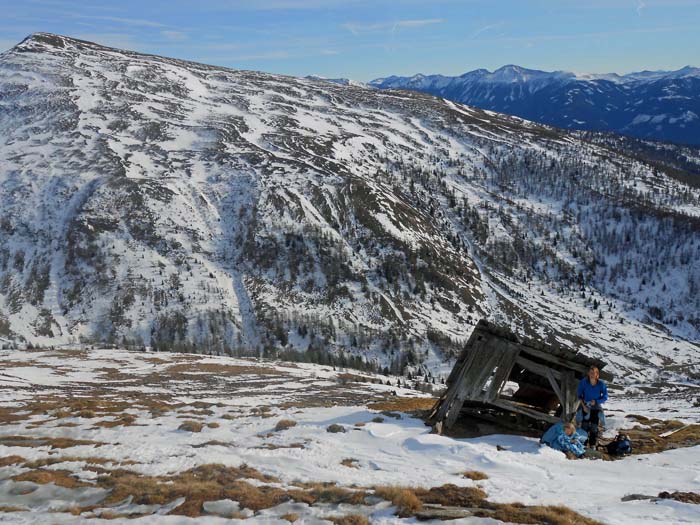 hoch oben die kargen Reste der Eggenhütte, einst Sommerquartier für die Schäfer