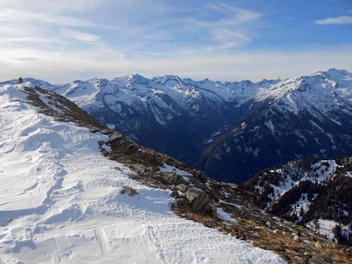 der Südgrat ist erreicht, die Sicht frei auf zentrale Reißeckgruppe und Hochalmspitze (rechts)