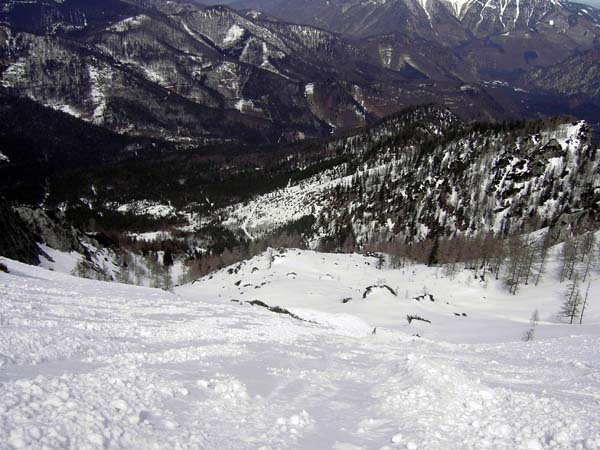 die Hirschgrube wird zum Manger Weißhorn, die großzügige Abfahrt endet in den entlegenen Gräben, durch die der Nordalpen-Weitwanderweg 04 zwischen Almsee und Offensee führt