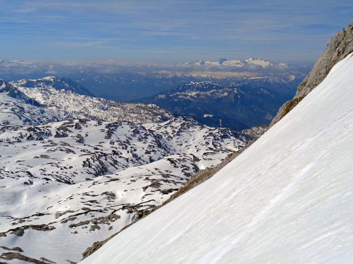 Blick über die teils steile Südostflanke hinüber zum Dachstein