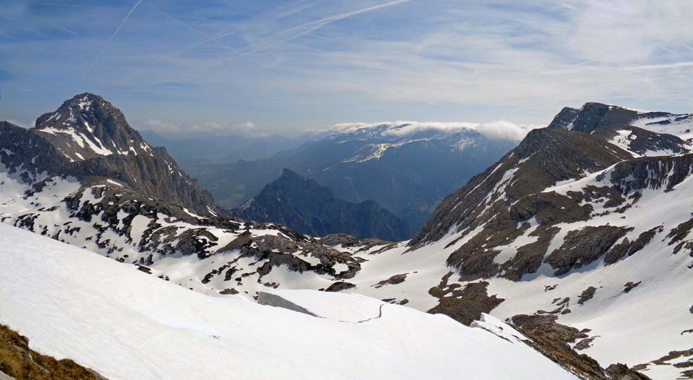 Tiefblick auf die Dietlbüheln; die angerissene Wechte ...