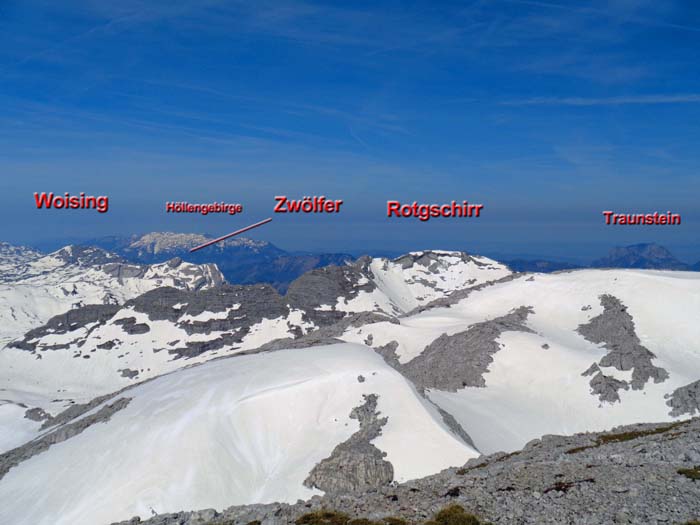 etwas rechts die Gipfel am nördlichen Plateaurand