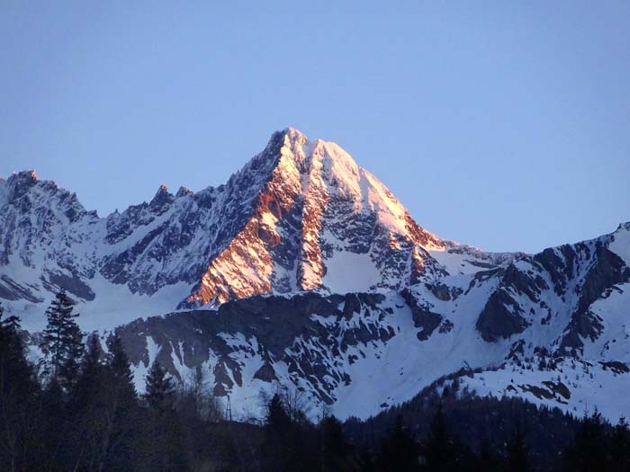 ... vom Großglockner, an dem sich in relativ kurzer Zeit viel geändert hat: Ein junges Paar aus Kitzbühel berichtet uns von einer Stüdlgrat-Begehung mit hundert anderen Kletterern am selben Tag, vor nur 25 Jahren waren wir bei schönstem Wetter allein in der Tour und am Gipfel