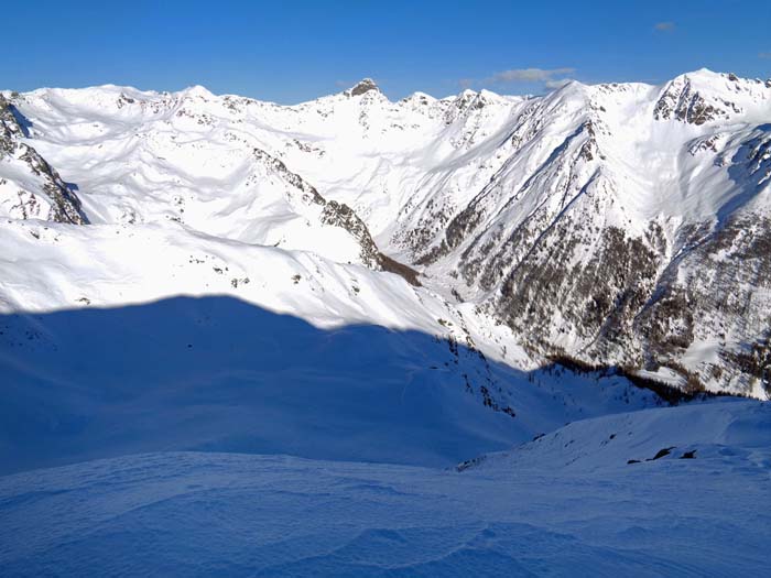 Einblick in die Nordkare, das felsige Horn darüber der Bockstein